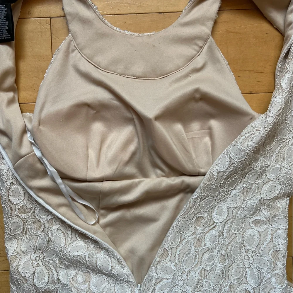 CATCHET IVORY LACE EVENING GOWN, Pearl, Lined, Mermaid, Formal, Metallic, size 4